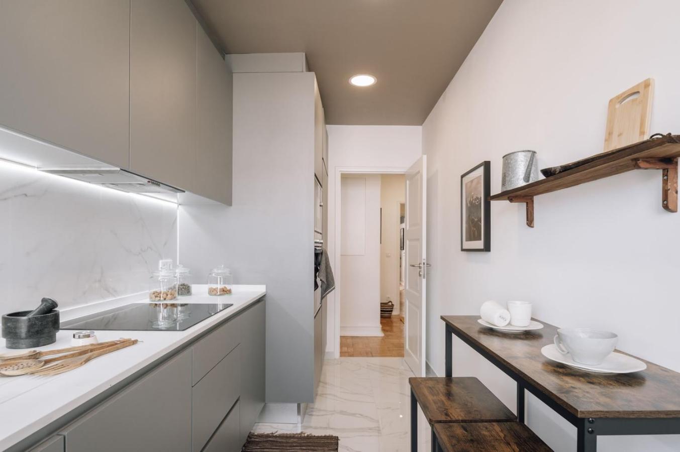 Meran - 3 Bedrooms And Terrace In Alvalade Apartment